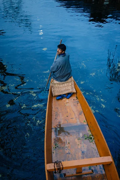 Uomo in barca nel lago — Foto Stock