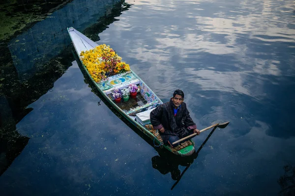 Man on boat in lake — Stock Photo, Image