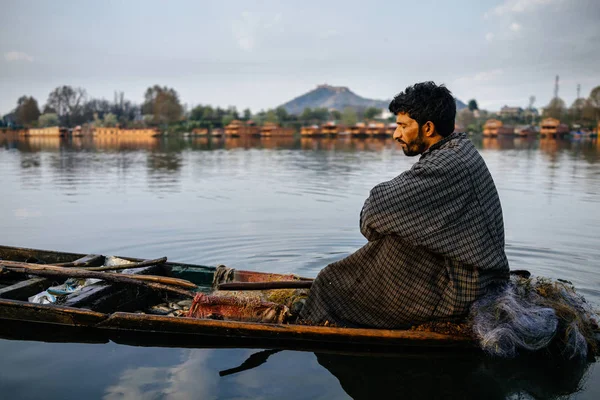 Uomo in barca nel lago — Foto Stock
