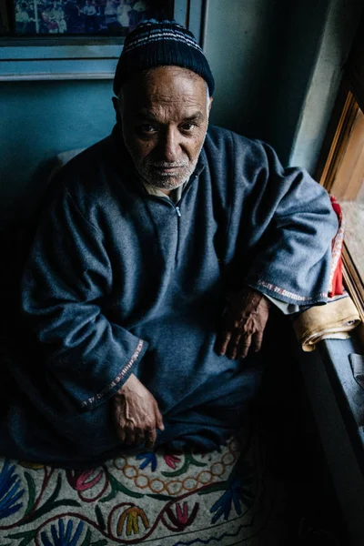 Hombre mayor sentado dentro de la casa —  Fotos de Stock