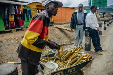 Üç adam semt pazarı ayakta