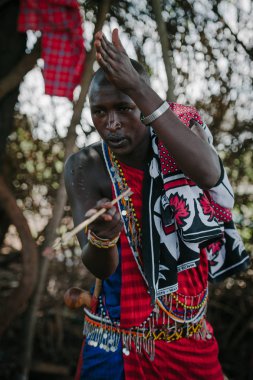 Afrikalı kabile adam dans