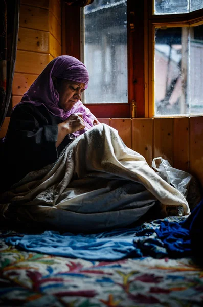 Mulher costura tecido dentro de casa — Fotografia de Stock