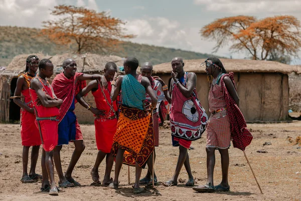 Membros da tribo africana conversando — Fotografia de Stock