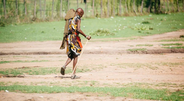 Africký kmen muž s vycházkovou holí — Stock fotografie