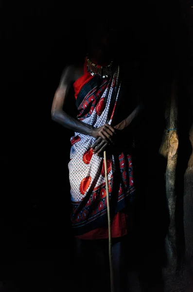Člen kmene v temné světlo — Stock fotografie