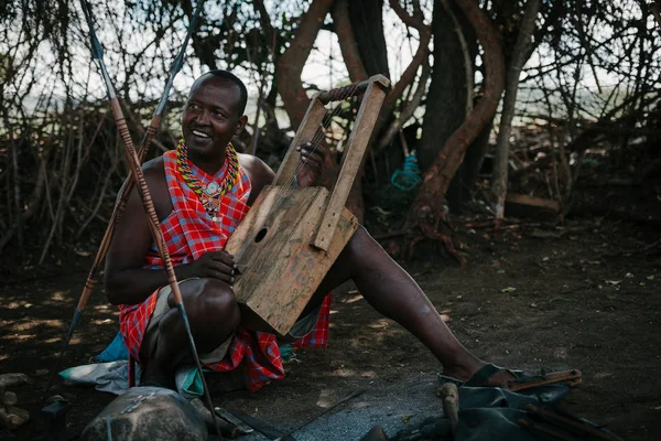 Africký kmen muž přehrávání hudby — Stock fotografie