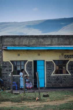 Evin önünde iki kadın