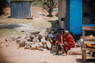 Tuğla üzerinde oturan Samburu kabilesinin üyeleri 