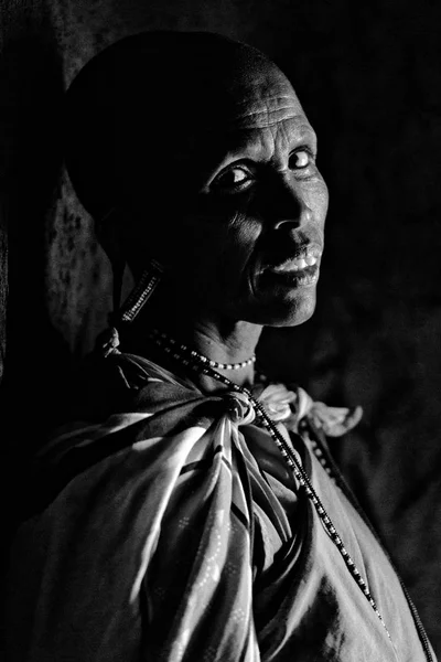 Profilo ritratto della tribù africana donna — Foto Stock