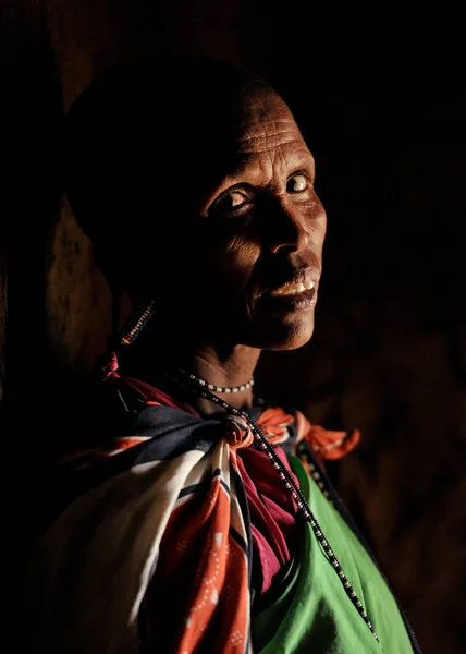 Ritratto di donna della tribù africana — Foto Stock