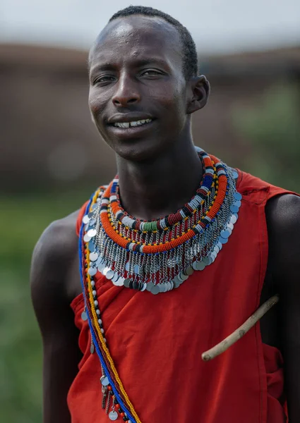 Человек-воин африканского племени — стоковое фото