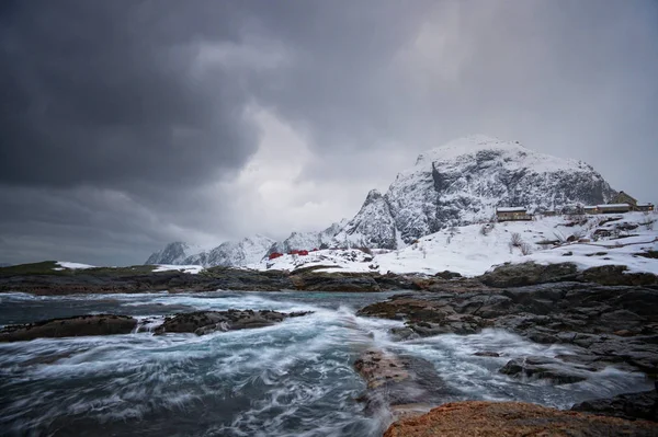 Liggande vy av iskalla berg — Stockfoto