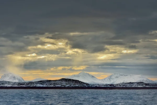 Liggande vy av iskalla berg — Stockfoto