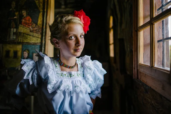 カメラ目線の伝統的な衣装の女の子 — ストック写真