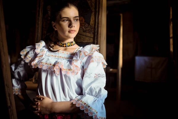 Menina em vestido tradicional olhando para longe — Fotografia de Stock