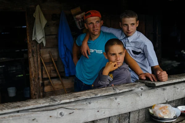 Drie dorp jongens op zoek weg — Stockfoto