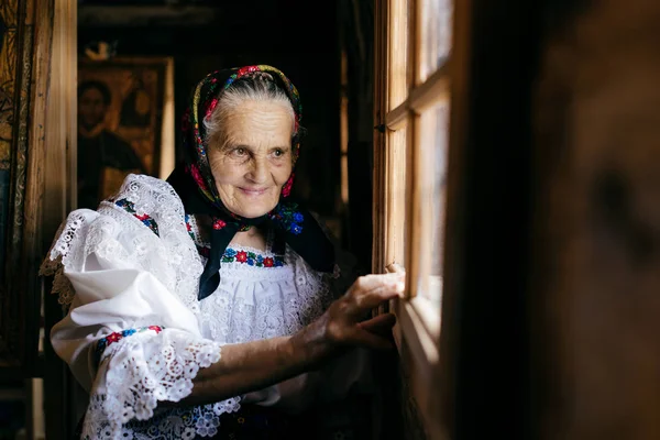 Portret van senior vrouw binnen hut — Stockfoto
