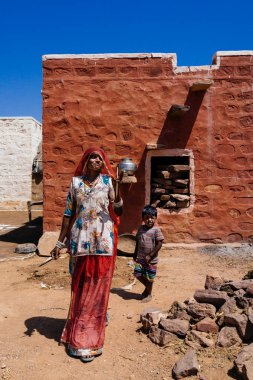 Çocuğun önünde bina kadınla