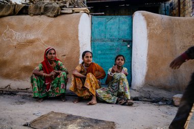 Oturma ve kameraya bakarak üç kadın