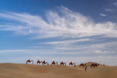 İnsanlarla Çölde deve kervanı