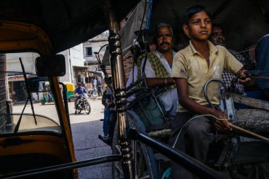 Çocuk ve adam at arabası