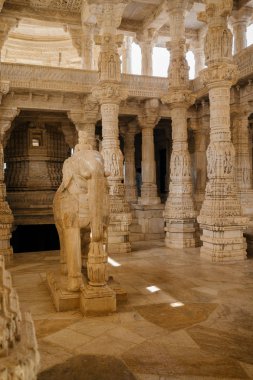 Tapınak intertior görünümünü gözlemleyerek