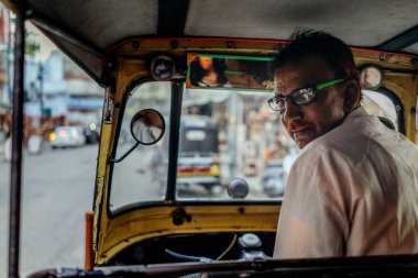 Adam kameraya kollamaya