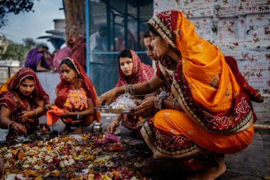 Dini ayin yapıyor kadın