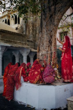 Dini ayin yapıyor kadın
