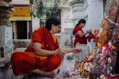 Dini ayin yapıyor kadın