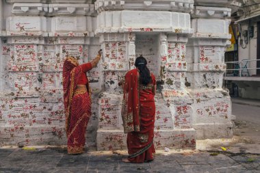 Dini ayin yapıyor kadın