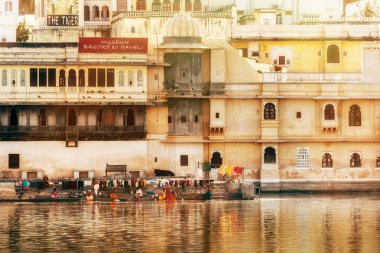 Kadın giyim Nehri Bankası yıkama