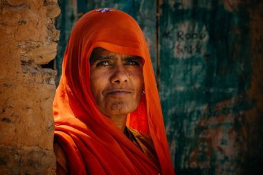 Kameraya bakarak başörtüsü kadında