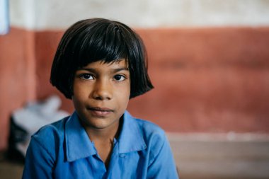 Tek tip kameraya bakarak liseli kız