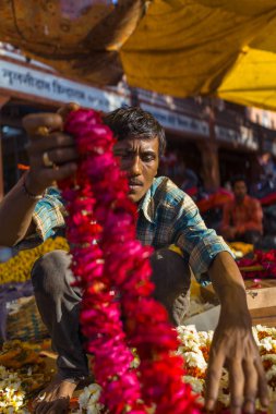Çiçek çelenk satan adam