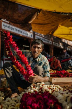 Çiçek çelenk satan adam