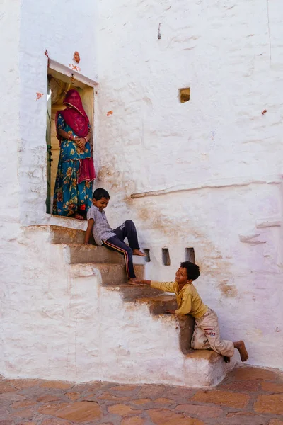 Chicos jugando en escaleras de piedra blanca — Foto de Stock