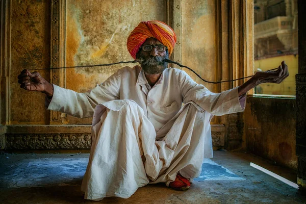 Homem mostrando comprimento de bigodes — Fotografia de Stock