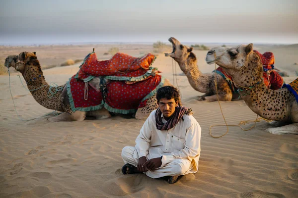 Mann sitzt auf Sand — Stockfoto