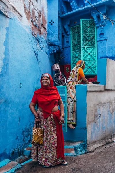 Mujeres en edificio azul cercano — Foto de Stock