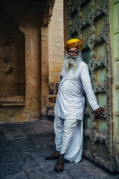 Hindu homem inclinado na porta — Fotografia de Stock