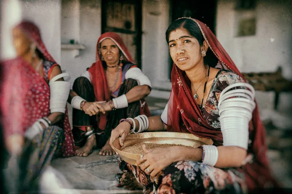 Mujeres en pañuelos en la cabaña — Foto de Stock