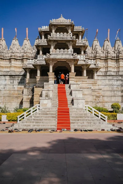 Tempel met mensen bij ingang — Stockfoto