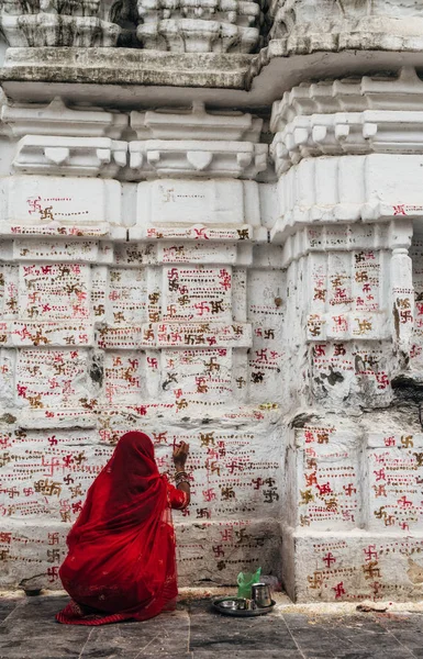 Donna che fa rituali religiosi — Foto Stock