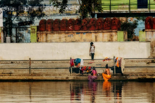 Ženy oblečení na břeh řeky — Stock fotografie