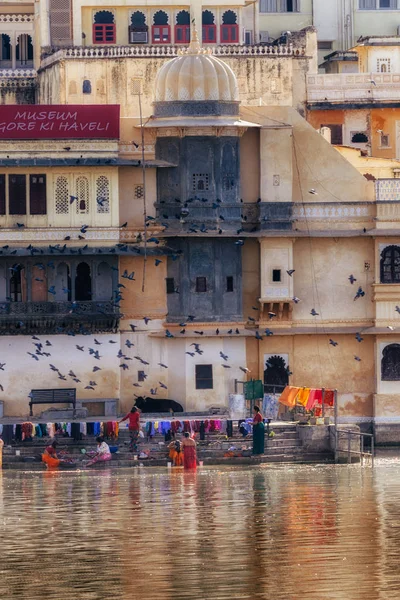 Donne che lavano i vestiti sulla riva del fiume — Foto Stock