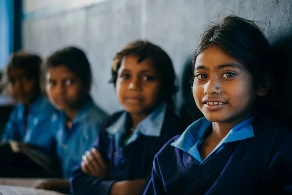 Kızlar kameraya bakarak üniformalı