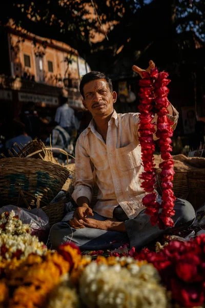 Hombre vendiendo coronas de flores — Foto de Stock