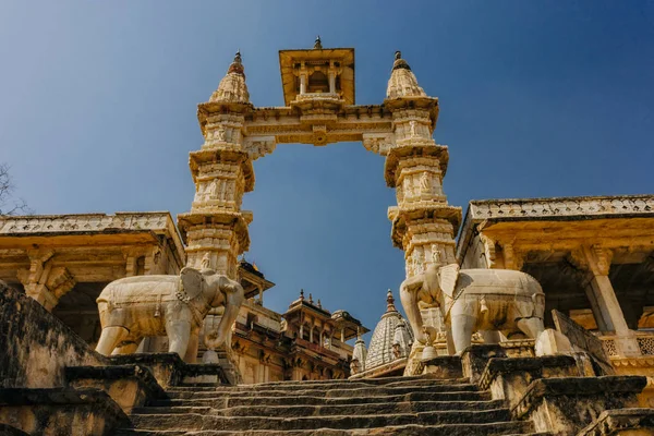 寺院と象の像の入り口のアーチ — ストック写真